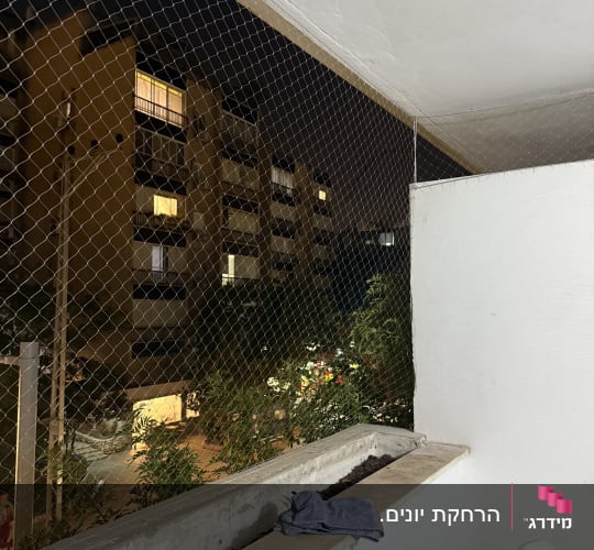 רשת יונים מותקנת במרפסת למניעת כניסת יונים